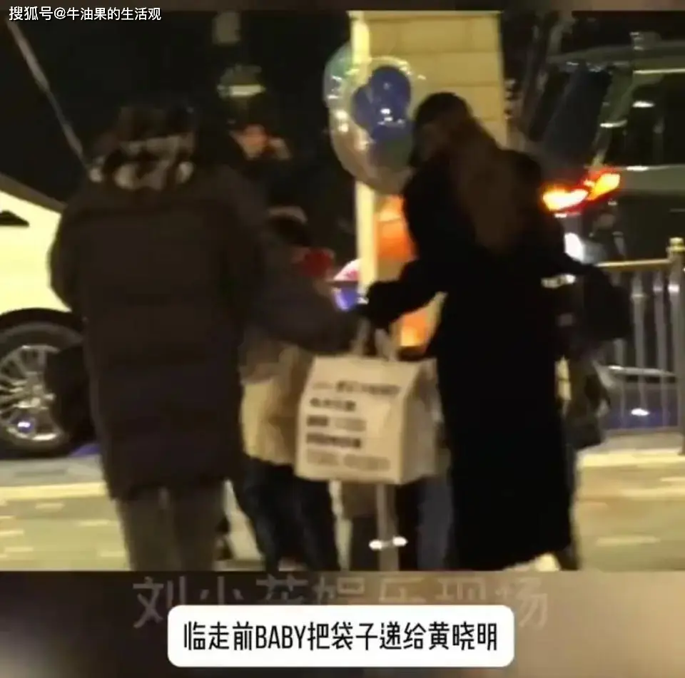 黄晓明杨颖带儿子游迪士尼,互动自然引热议,网友喊话希望他们复婚 第4张 黄晓明杨颖带儿子游迪士尼,互动自然引热议,网友喊话希望他们复婚 第4张