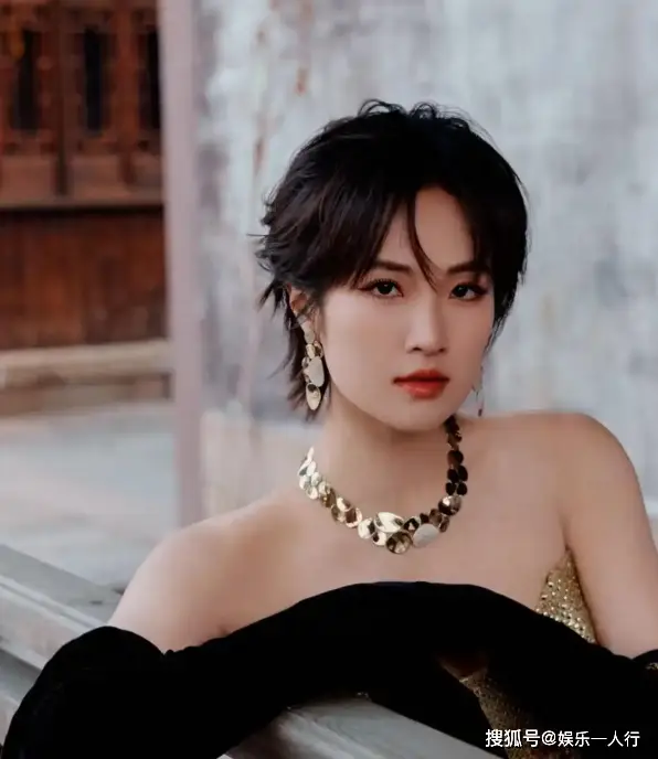 姚安娜最新复古造型美炸！露肩长裙搭黑丝绒手套站桥上  第1张