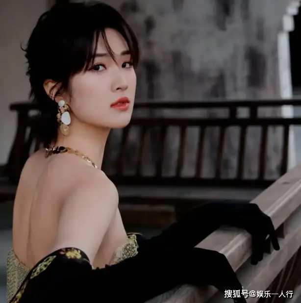 姚安娜最新复古造型美炸！露肩长裙搭黑丝绒手套站桥上  第2张