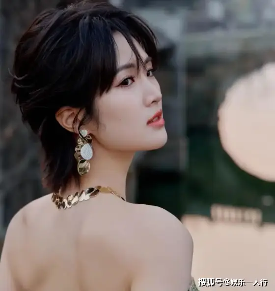 姚安娜最新复古造型美炸！露肩长裙搭黑丝绒手套站桥上  第3张