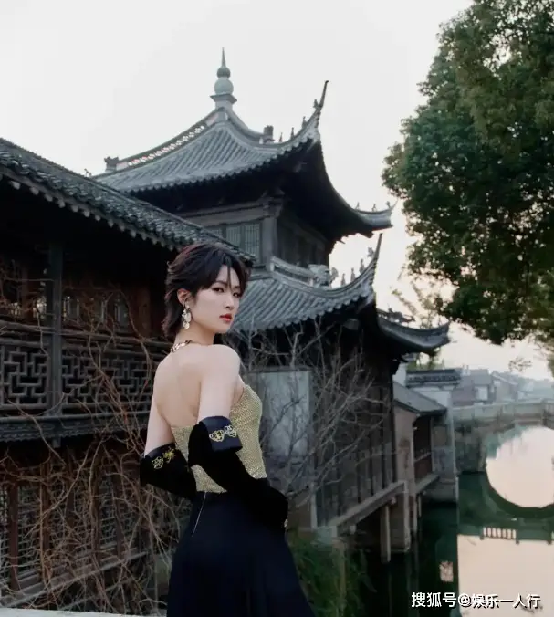 姚安娜最新复古造型美炸！露肩长裙搭黑丝绒手套站桥上  第4张