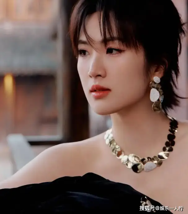 姚安娜最新复古造型美炸！露肩长裙搭黑丝绒手套站桥上  第6张