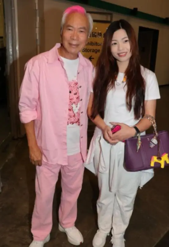 香港知名老戏骨含泪告白小36岁女友，仍对女方存在幻想，等待转机  第1张