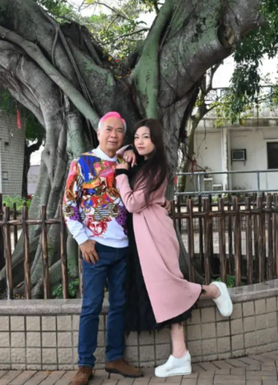 香港知名老戏骨含泪告白小36岁女友，仍对女方存在幻想，等待转机  第5张