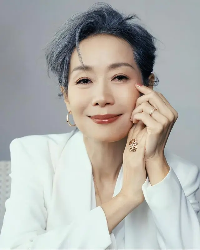 香港著名女星与老公同框表情冷淡，拒绝牵手，老公曾被曝多次绯闻  第1张