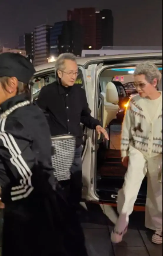 香港著名女星与老公同框表情冷淡，拒绝牵手，老公曾被曝多次绯闻  第2张