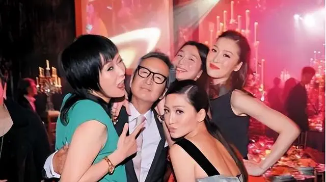 香港著名女星与老公同框表情冷淡，拒绝牵手，老公曾被曝多次绯闻  第4张