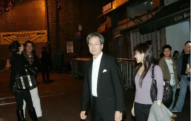 香港著名女星与老公同框表情冷淡，拒绝牵手，老公曾被曝多次绯闻  第5张