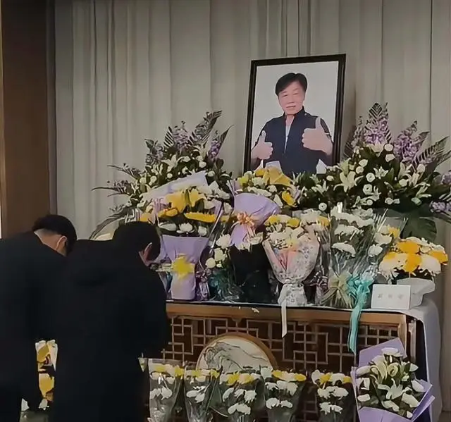 一路走好!香港知名演员举行出殡仪式,心脏衰竭抢救七小时离世 第2张 一路走好!香港知名演员举行出殡仪式,心脏衰竭抢救七小时离世 第2张