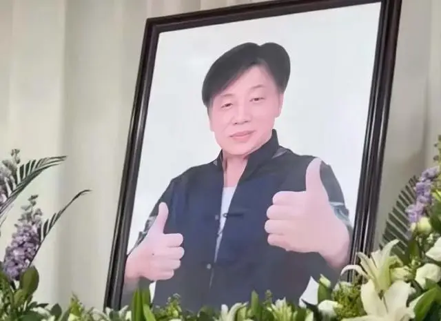 一路走好!香港知名演员举行出殡仪式,心脏衰竭抢救七小时离世 第4张 一路走好!香港知名演员举行出殡仪式,心脏衰竭抢救七小时离世 第4张