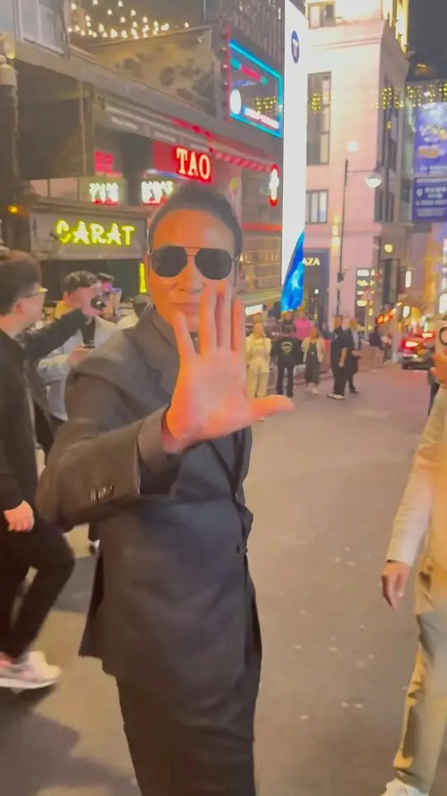 70岁影帝深夜现身兰桂坊,紧身西装大秀身材,粉丝失控尖叫 第2张 70岁影帝深夜现身兰桂坊,紧身西装大秀身材,粉丝失控尖叫 第2张