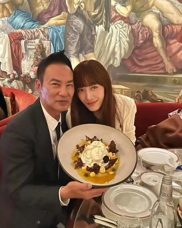 70岁影帝深夜现身兰桂坊,紧身西装大秀身材,粉丝失控尖叫 第5张 70岁影帝深夜现身兰桂坊,紧身西装大秀身材,粉丝失控尖叫 第5张