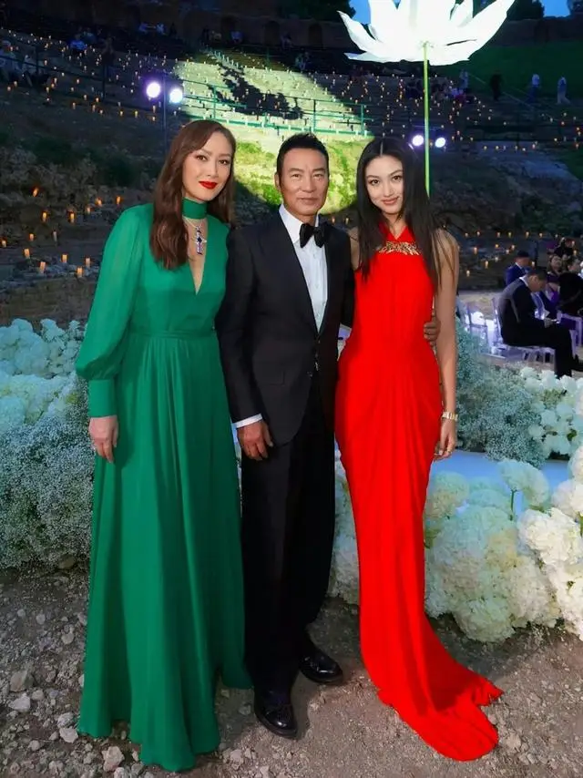 70岁影帝深夜现身兰桂坊,紧身西装大秀身材,粉丝失控尖叫 第6张 70岁影帝深夜现身兰桂坊,紧身西装大秀身材,粉丝失控尖叫 第6张