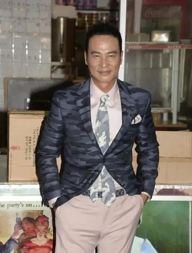 70岁影帝深夜现身兰桂坊,紧身西装大秀身材,粉丝失控尖叫 第7张 70岁影帝深夜现身兰桂坊,紧身西装大秀身材,粉丝失控尖叫 第7张