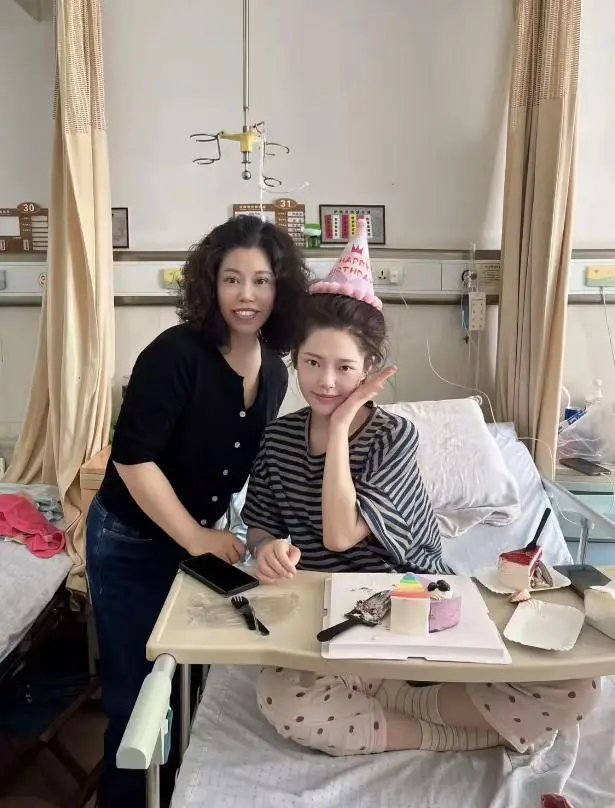 山东25岁美女秦贝贝去世当天下葬，前未婚夫是千万网红  第11张