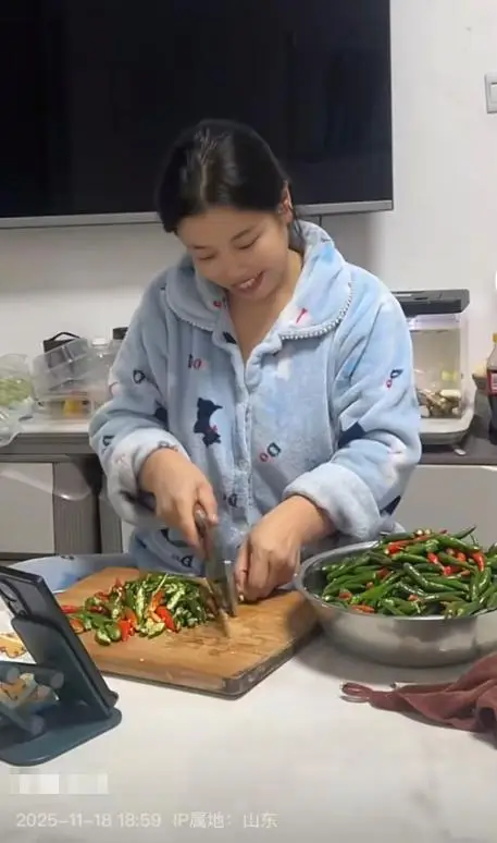 山东25岁美女秦贝贝去世当天下葬，前未婚夫是千万网红  第7张