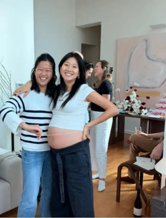 香港知名星二代中门大开,大秀性感孕肚照,一日吐五次,吐到呕血 第4张 香港知名星二代中门大开,大秀性感孕肚照,一日吐五次,吐到呕血 第4张