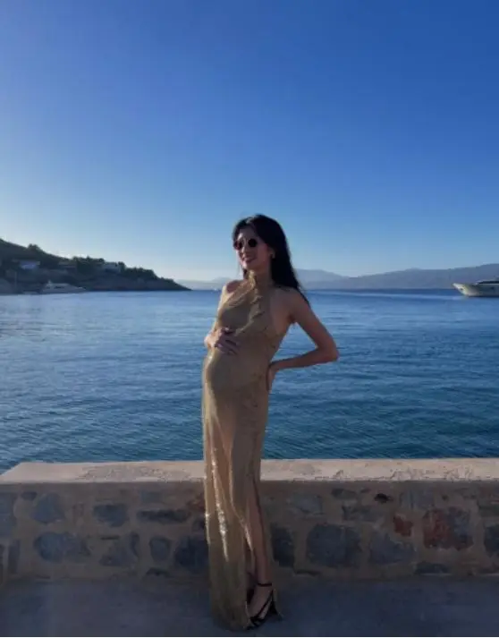 香港知名星二代中门大开,大秀性感孕肚照,一日吐五次,吐到呕血 第6张 香港知名星二代中门大开,大秀性感孕肚照,一日吐五次,吐到呕血 第6张