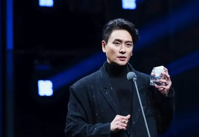 TVB视帝现身市场买菜,背包接地气,刚获得内地年度实力大奖 第2张 TVB视帝现身市场买菜,背包接地气,刚获得内地年度实力大奖 第2张