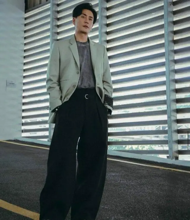 TVB视帝现身市场买菜,背包接地气,刚获得内地年度实力大奖 第4张 TVB视帝现身市场买菜,背包接地气,刚获得内地年度实力大奖 第4张