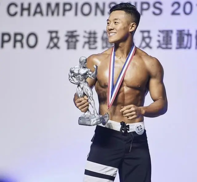 TVB男星晒照被质疑离巢发展！本人亲解疑云，婚后实现三年抱三  第1张