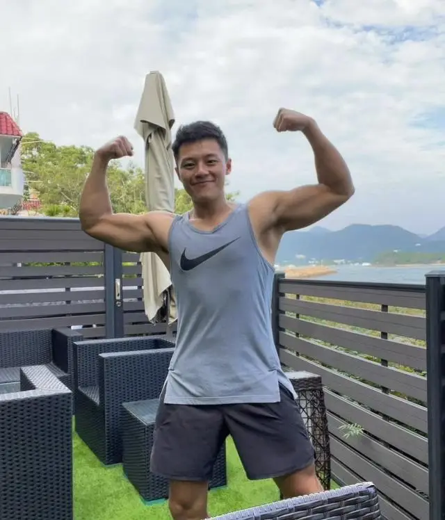 TVB男星晒照被质疑离巢发展！本人亲解疑云，婚后实现三年抱三  第9张