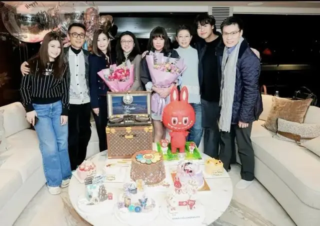 TVB视后现身百亿名媛游艇派对，打入顶级豪门圈，气场十足  第3张