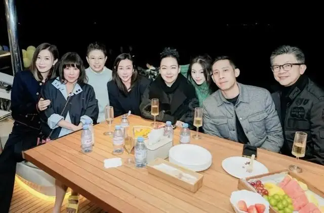 TVB视后现身百亿名媛游艇派对，打入顶级豪门圈，气场十足  第5张