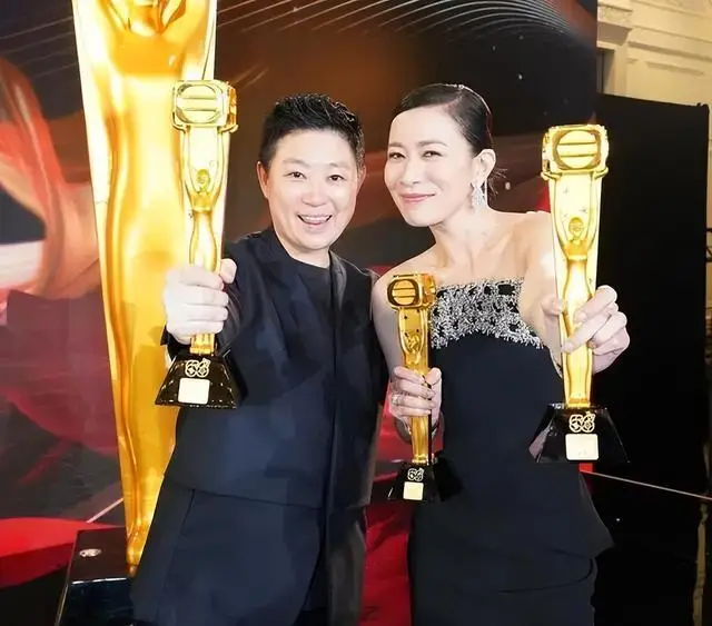 TVB视后现身百亿名媛游艇派对，打入顶级豪门圈，气场十足  第6张