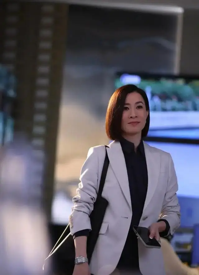 TVB视后现身百亿名媛游艇派对，打入顶级豪门圈，气场十足  第7张