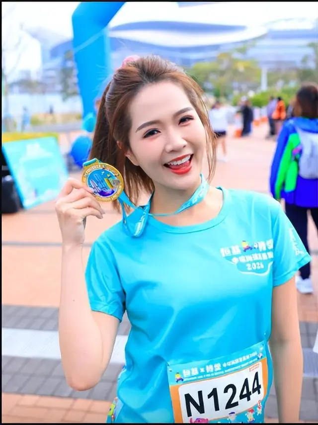 TVB“东张女神”地铁昏睡遭偷拍，惨被留言性骚扰，本尊霸气反击  第5张