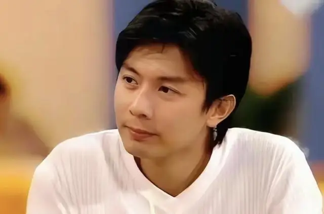 TVB离巢男星淡出圈音讯全无!弃百亿身家潜心礼佛,曾恋上蔡少芬 第1张 TVB离巢男星淡出圈音讯全无!弃百亿身家潜心礼佛,曾恋上蔡少芬 第1张