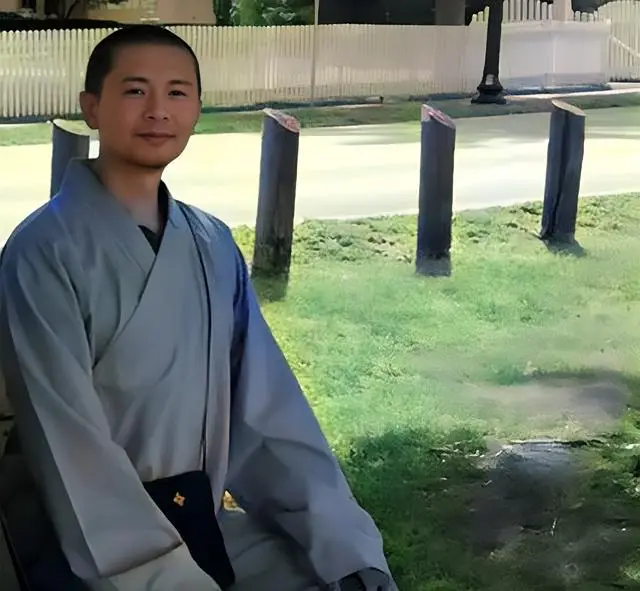 TVB离巢男星淡出圈音讯全无!弃百亿身家潜心礼佛,曾恋上蔡少芬 第2张 TVB离巢男星淡出圈音讯全无!弃百亿身家潜心礼佛,曾恋上蔡少芬 第2张