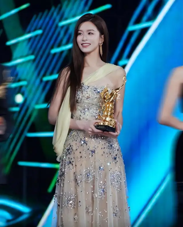 香港知名女星秘密产子，真人被指白到发光，做一事被赞毫无架子  第2张