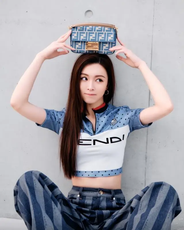 香港知名女星秘密产子，真人被指白到发光，做一事被赞毫无架子  第3张