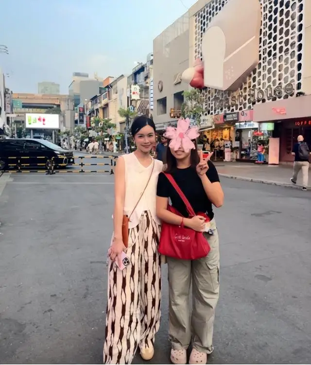 香港知名女星秘密产子，真人被指白到发光，做一事被赞毫无架子  第5张