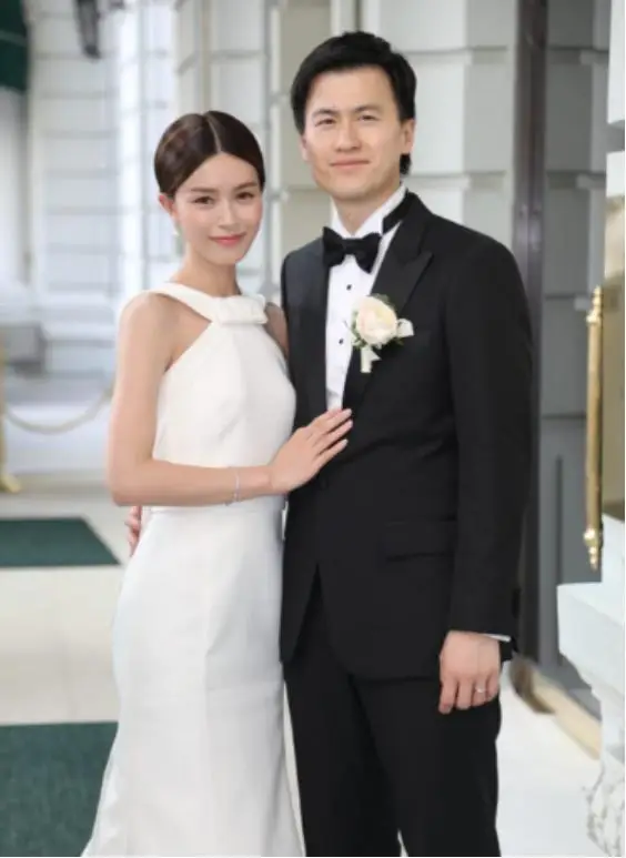 香港知名女星秘密产子，真人被指白到发光，做一事被赞毫无架子  第7张