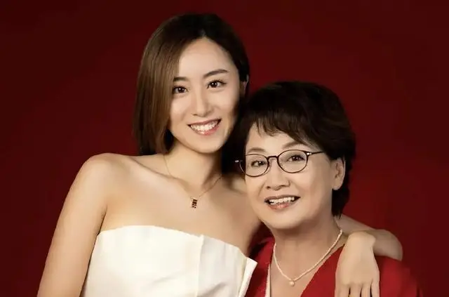 香港知名女星切除子宫，三次流产，为女儿隐忍老公婚内出轨十年  第2张