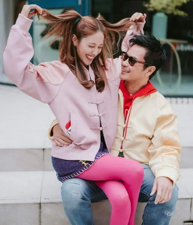 TVB视帝妻子拍内衣广告摆性感姿势，成香港最赚钱博主  第2张