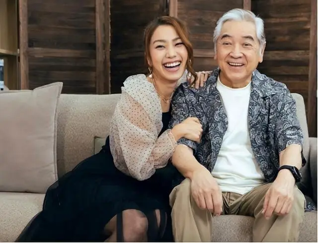 香港知名女星穿透视装庆生，好身材一览无余，曾因失恋三度自杀  第1张