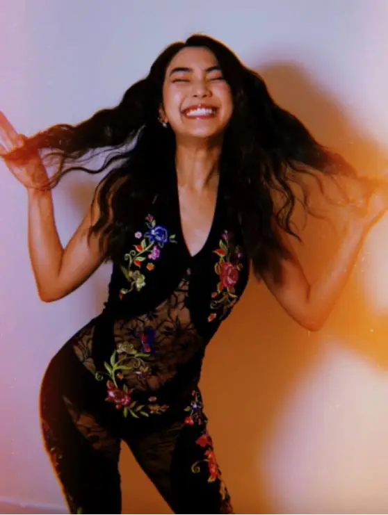 香港知名女星穿透视装庆生，好身材一览无余，曾因失恋三度自杀  第3张