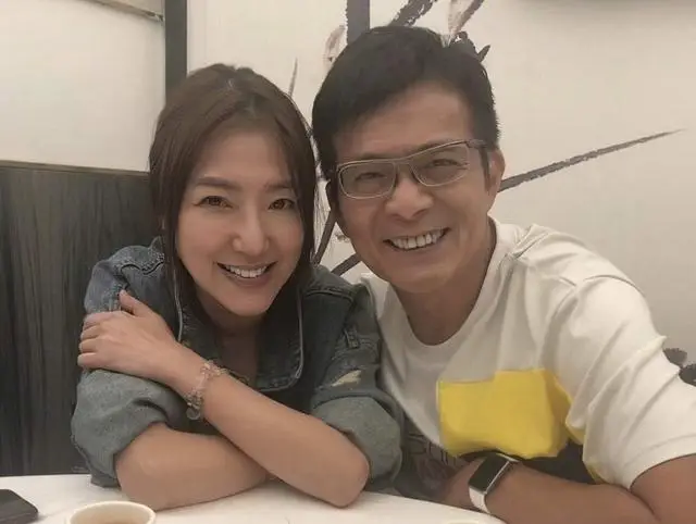 香港知名男星否认恋情，承诺为亡妻终身不娶，已正式退出娱乐圈  第3张