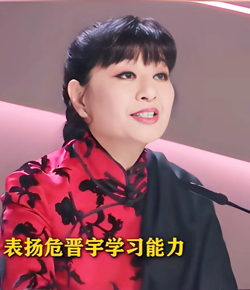 殷秀梅、华晨宇手挽手下班引热议！殷秀梅与洋丈夫离婚了吗？  第1张