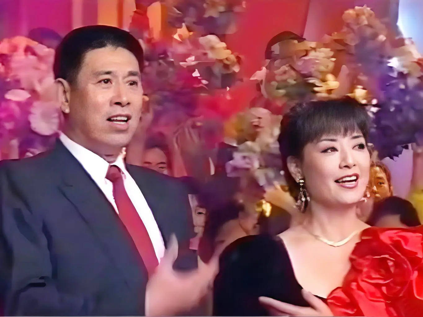 殷秀梅、华晨宇手挽手下班引热议！殷秀梅与洋丈夫离婚了吗？  第4张