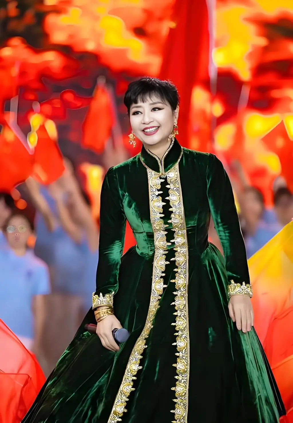 殷秀梅、华晨宇手挽手下班引热议！殷秀梅与洋丈夫离婚了吗？  第5张