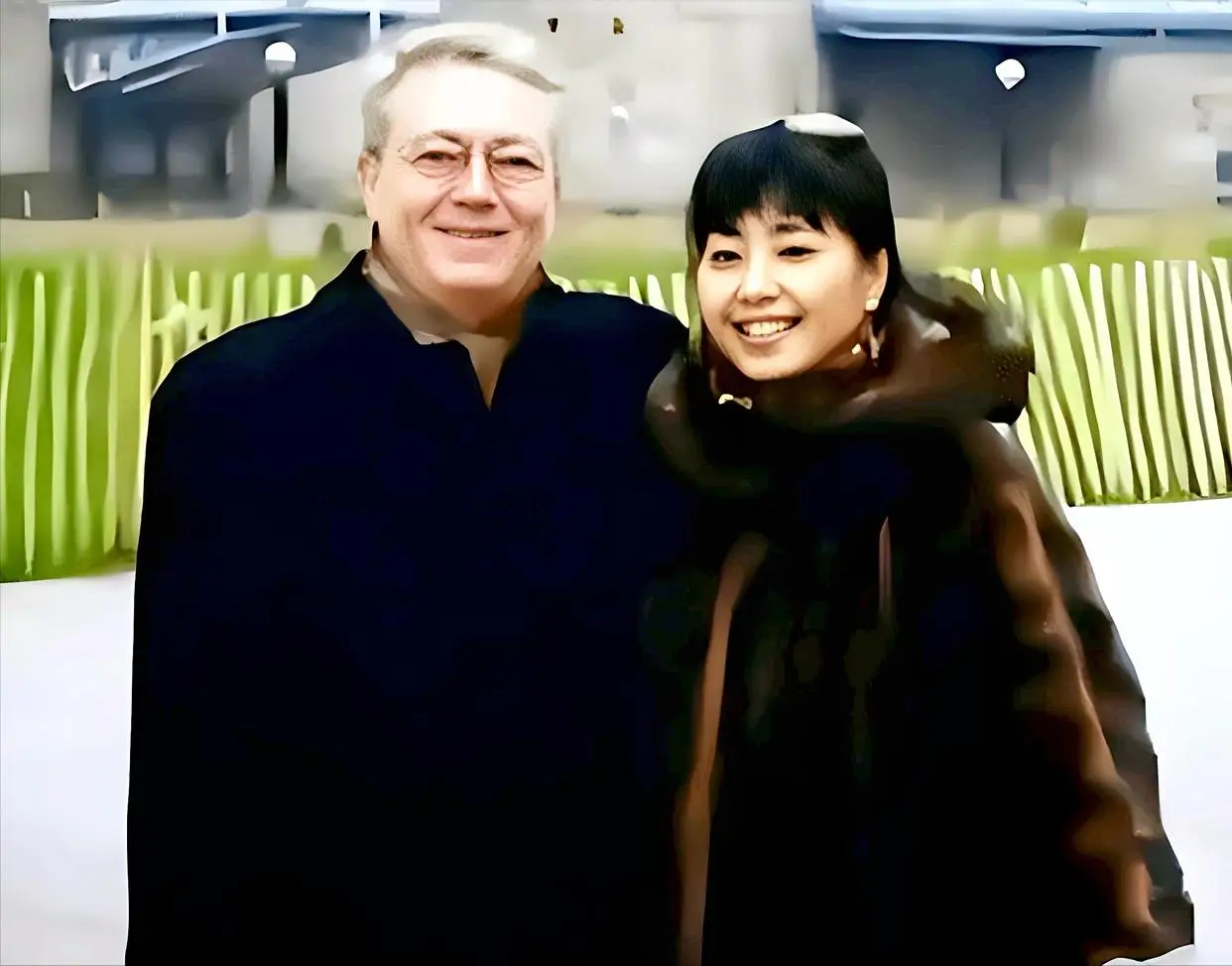 殷秀梅、华晨宇手挽手下班引热议！殷秀梅与洋丈夫离婚了吗？  第6张