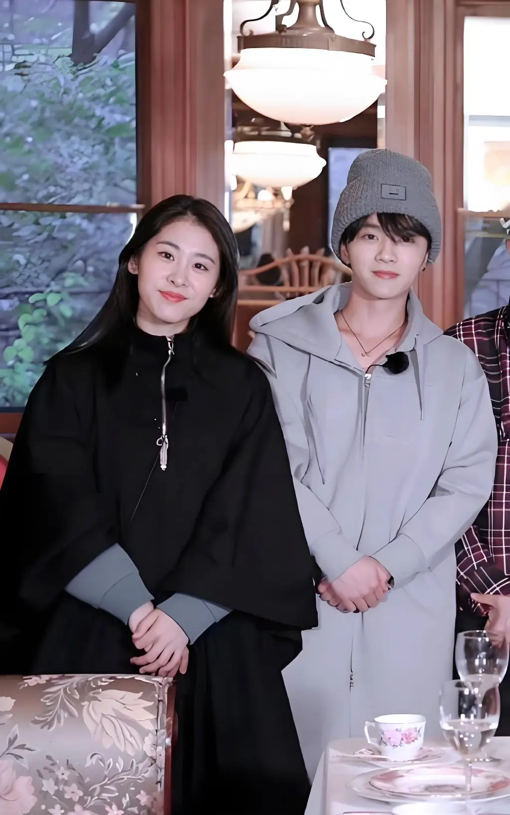 殷秀梅、华晨宇手挽手下班引热议！殷秀梅与洋丈夫离婚了吗？  第7张