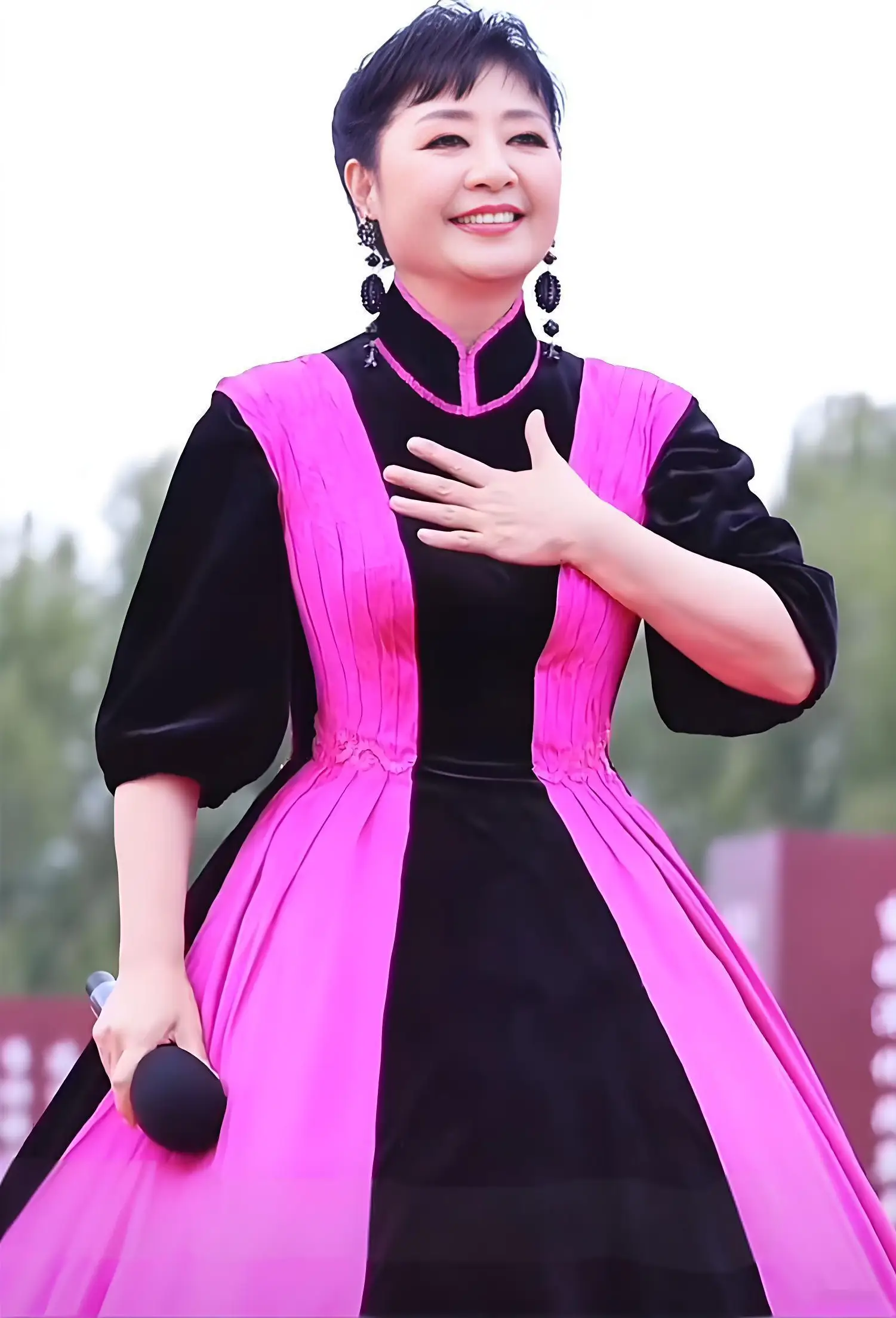 殷秀梅、华晨宇手挽手下班引热议！殷秀梅与洋丈夫离婚了吗？  第8张