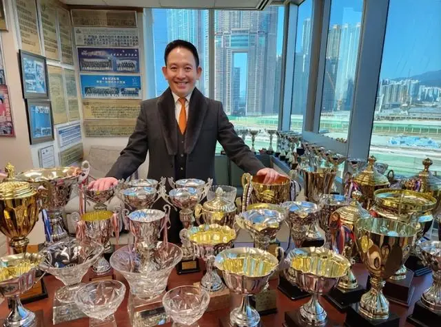 香港知名富豪紧急入院缝合12针,背景深厚,一年内遭遇4次意外 第1张 香港知名富豪紧急入院缝合12针,背景深厚,一年内遭遇4次意外 第1张