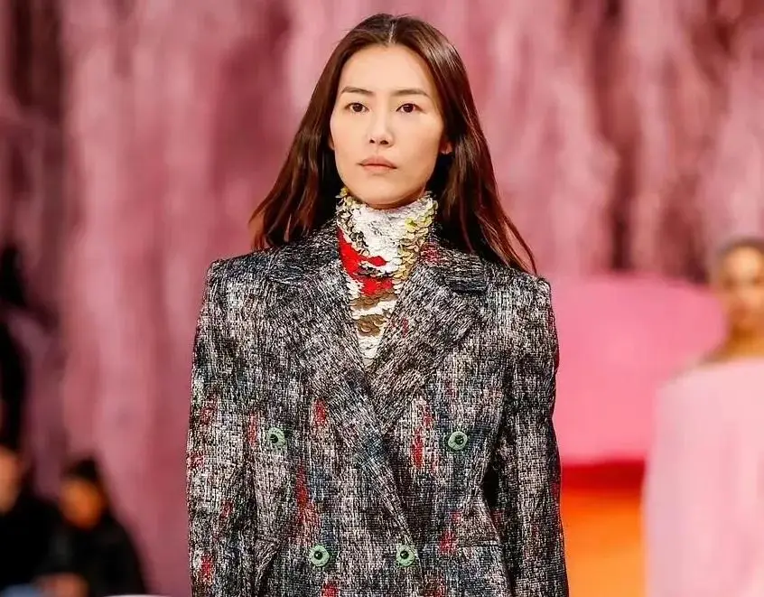 刘雯走秀引争议：疑似跛脚消极怠工，与何穗争倒数第一  第1张